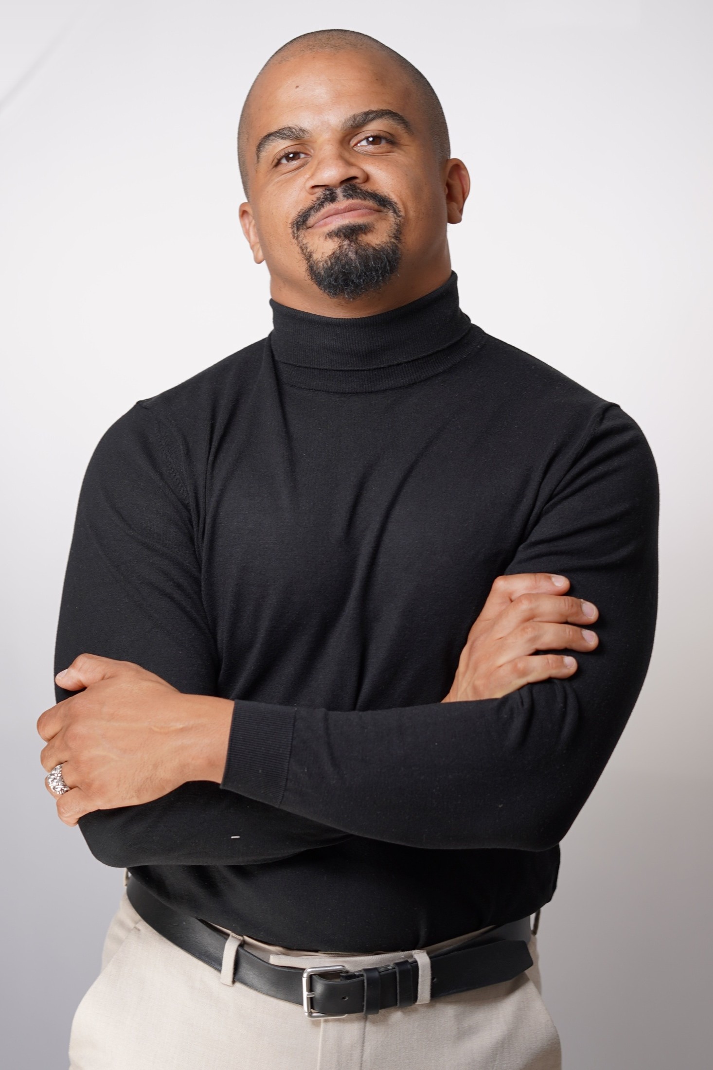Antonio Ilin in schwarzem Rollkragenpullover